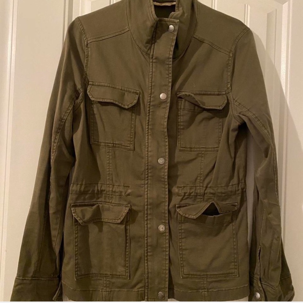 Hollister khaki green jacket button/zipper up with 4 pockets on front.